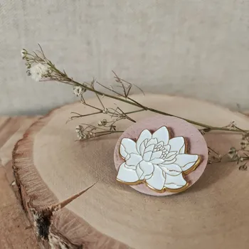Broche pin's fleur de lotus et simili cuir