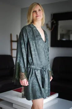 Kimono vert femme à manches longues avec dentelle fait en France