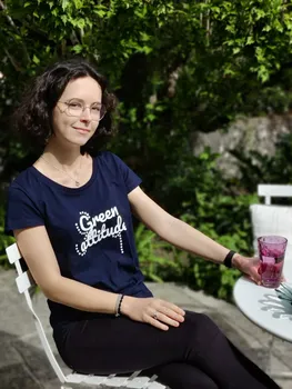 T-shirt femme imprimé et brodé avec des paillettes coton bio