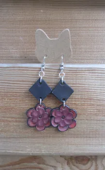 Boucles d'oreille artisanel en cuir rouge et noir forme fleurs