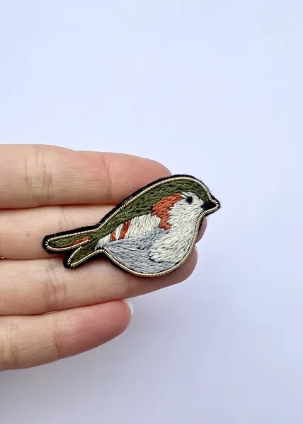 Broche brodée oiseau kaki et brique grand format