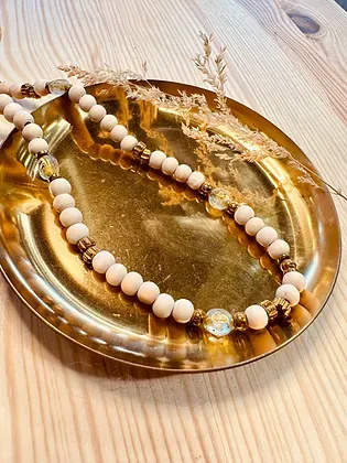 Accessoire Smartphone perles en bois brut et hématite doré