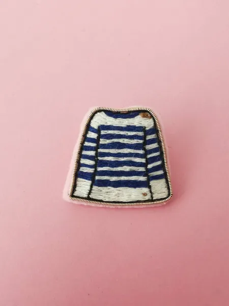 Broche brodée à la main Marinière bleue