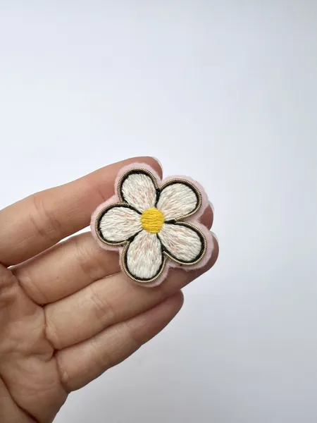 Broche brodée en forme de fleur – Marguerite