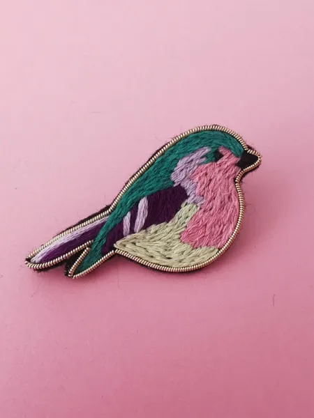 Broche brodée oiseau vintage ventre rose et jaune grand format