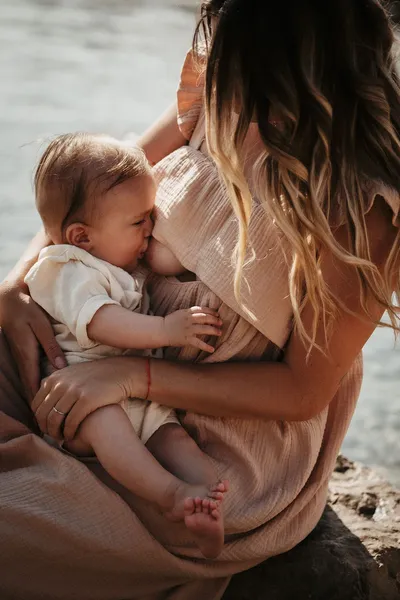 Robe longue d’allaitement Summ’her Mama en gaze de coton couleur nude