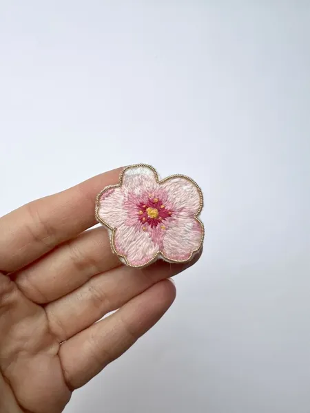 Broche brodée à la main en forme de fleur de cerisier / sakura