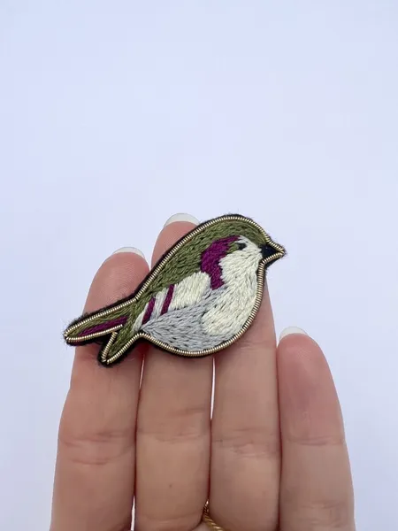 Broche brodée oiseau kaki et prune grand format