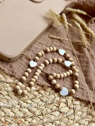 Accessoire téléphone avec perles en bois bruts et coeurs en nacre