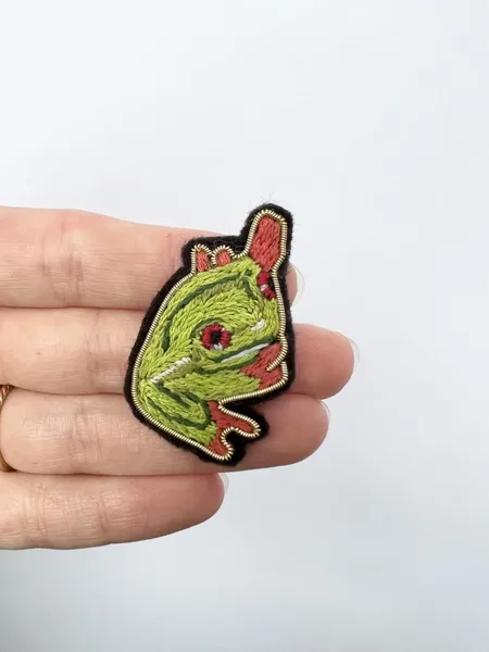 Broche brodée à la main - Grenouille 