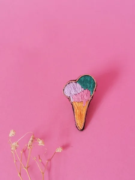Broche brodée en forme de glace rose, violet et vert