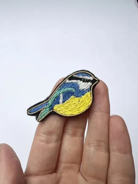 Broche brodée à la main oiseau – Mésange grand format