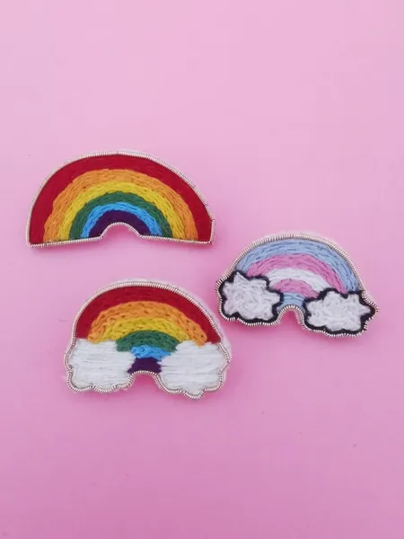 Broche brodée à la main arc-en-ciel – multicouleurs sans nuage