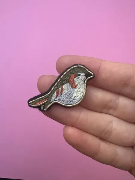 Broche brodée oiseau kaki et brique petit format