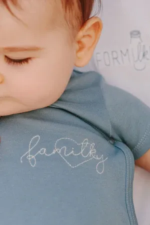 Body bébé bleu FaMILKy 100% en coton bio ultra-doux