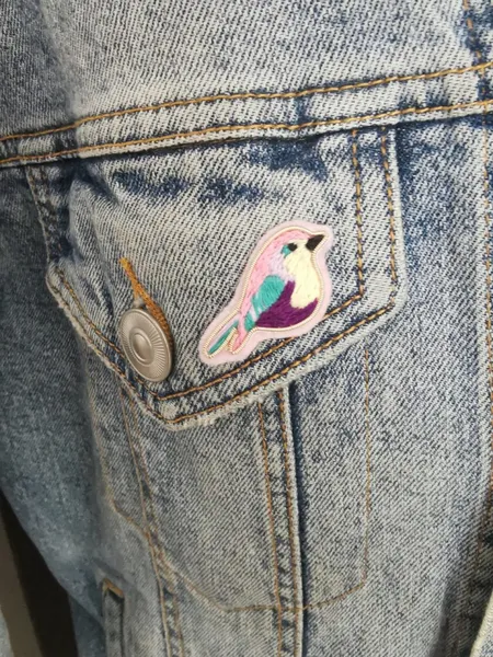 Broche brodée oiseau vintage ventre jaune et violet petit format