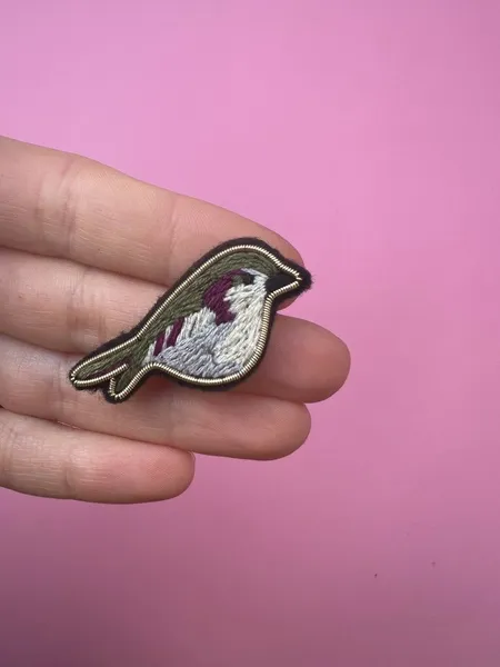 Broche brodée oiseau kaki et prune petit format