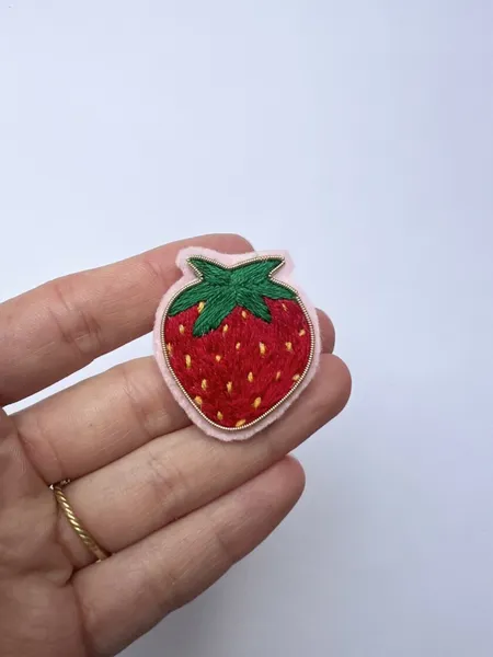 Broche brodée à la main Fraise (arrière noir ou rose)