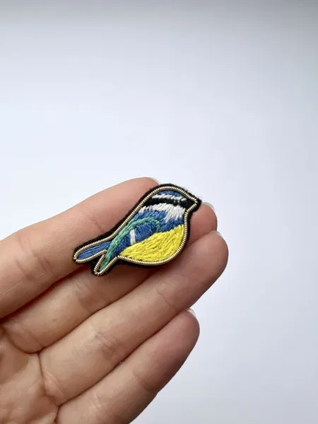 Broche brodée à la main oiseau – Mésange petit format