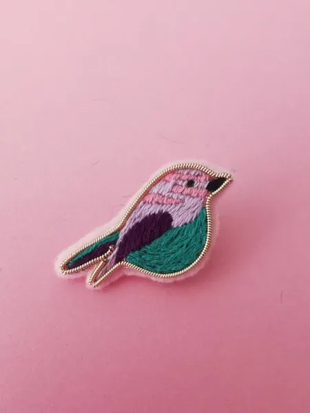 Broche brodée oiseau vintage ventre vert petit format 3,5 x 2 cm